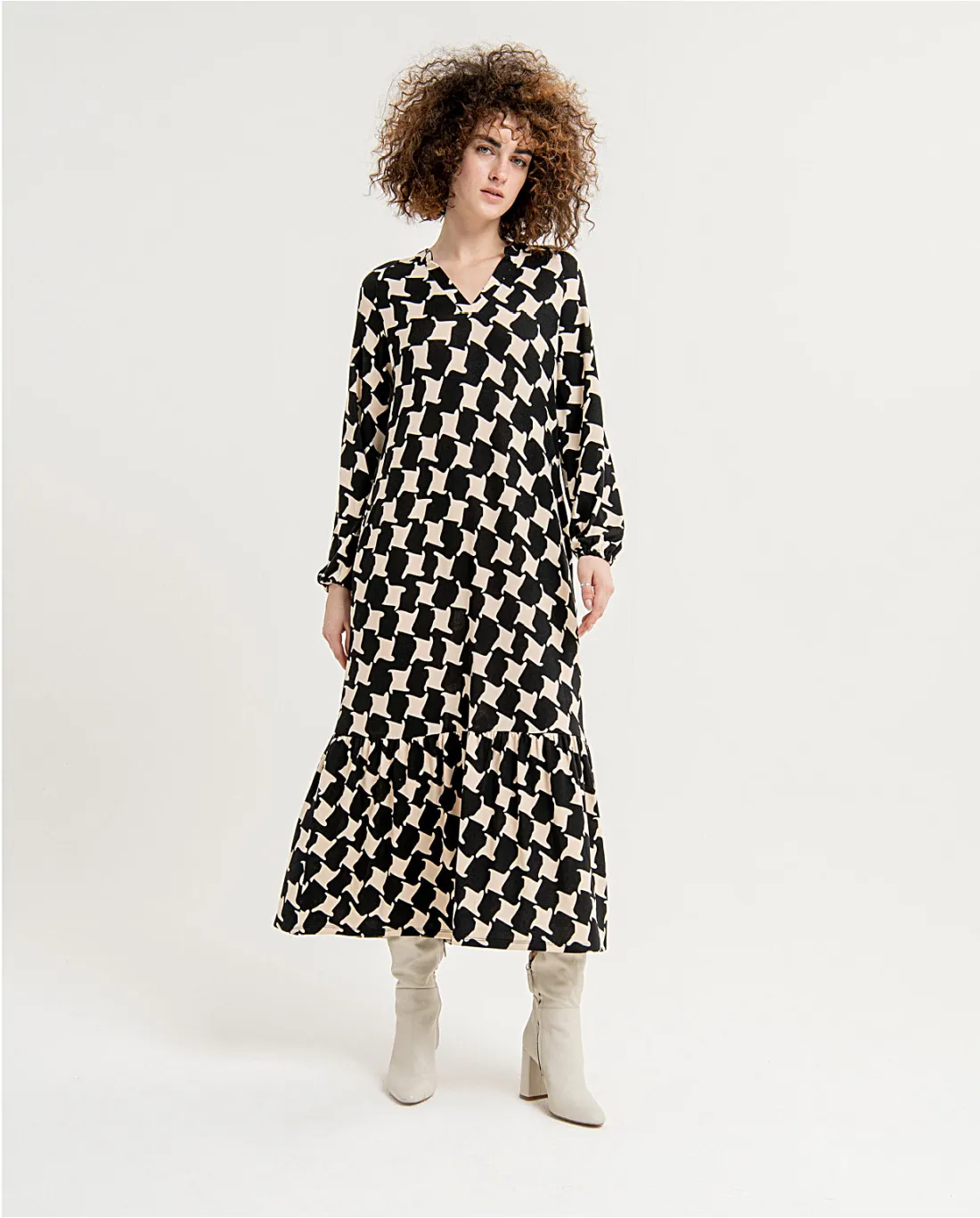 711- Printed Midi Dress w/ Long Sleeves- Black/Cream- Surkana