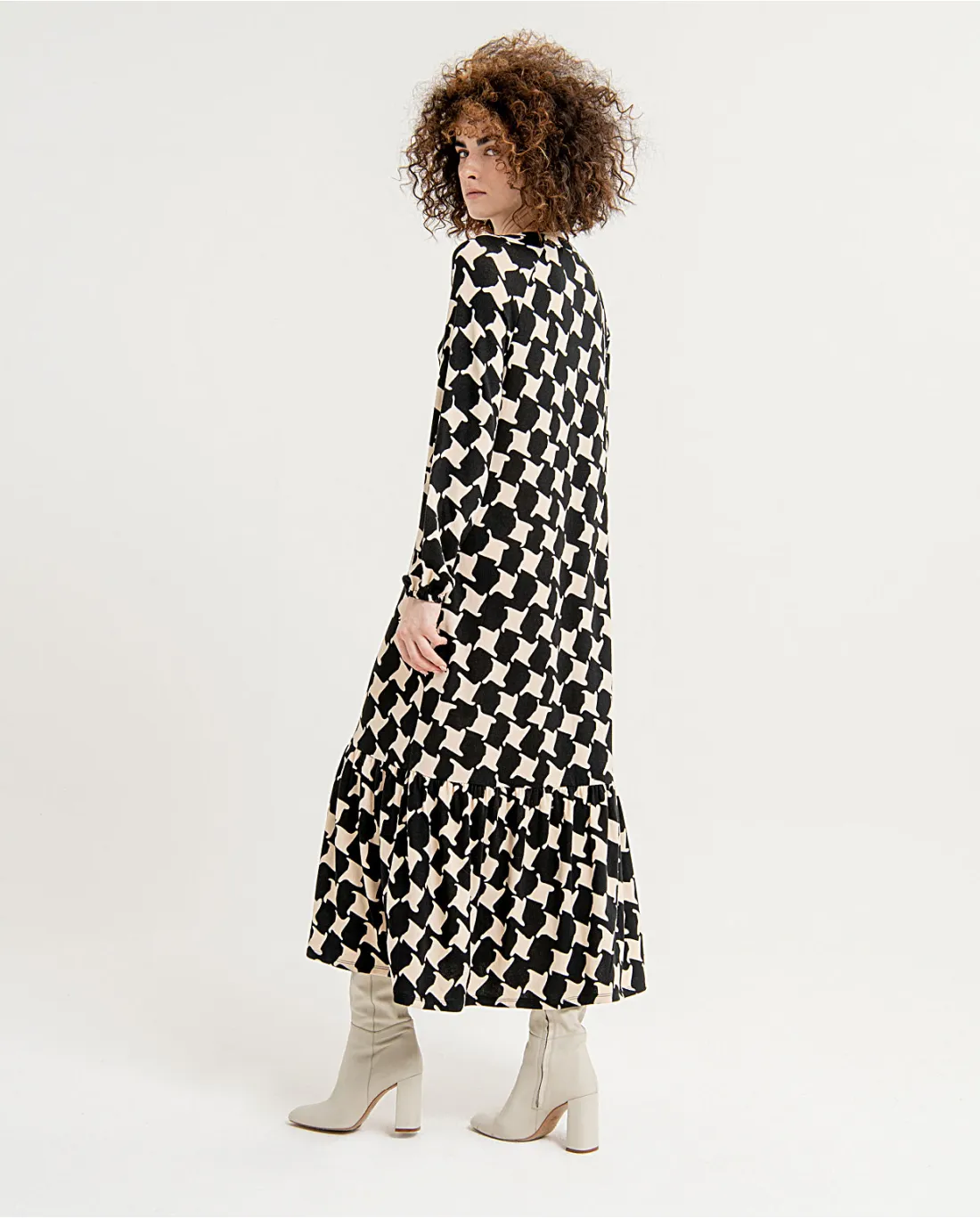 711- Printed Midi Dress w/ Long Sleeves- Black/Cream- Surkana