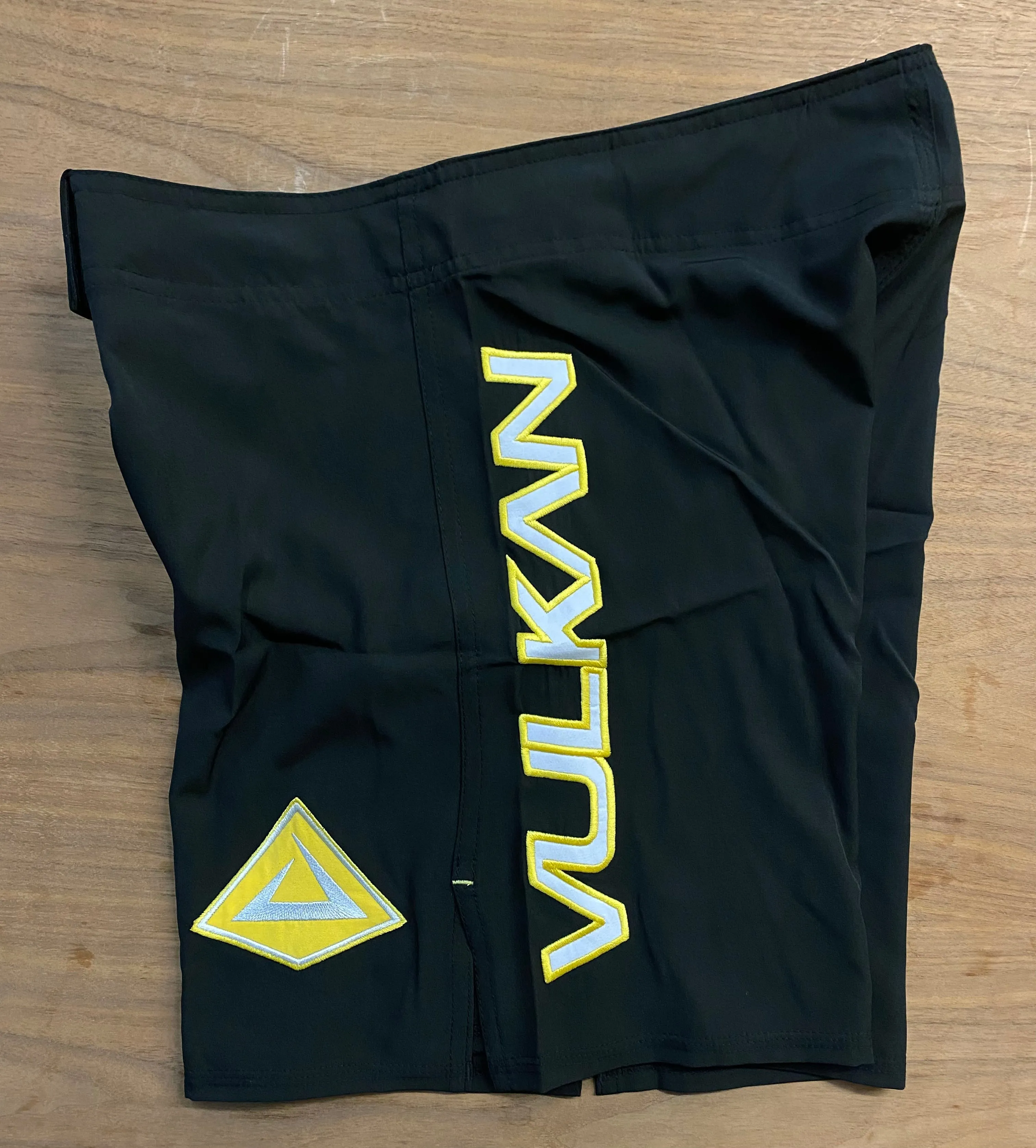 COMBAT FIGHT SHORTS BLACK/YELLOW