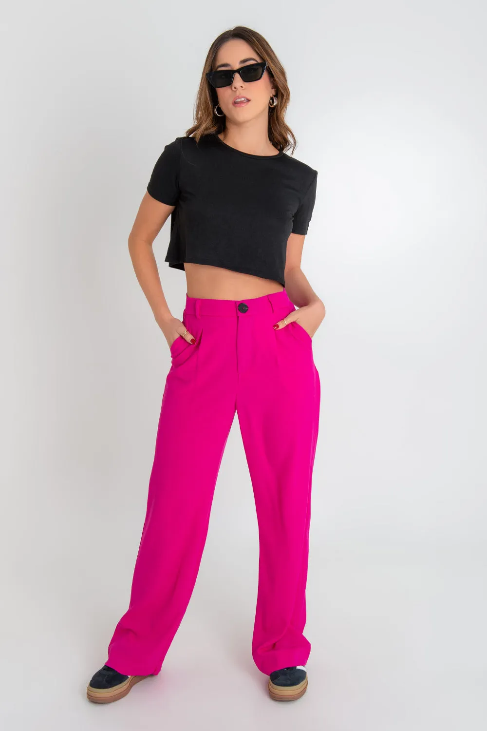 Pantalón fit wide leg con pinzas botón contraste