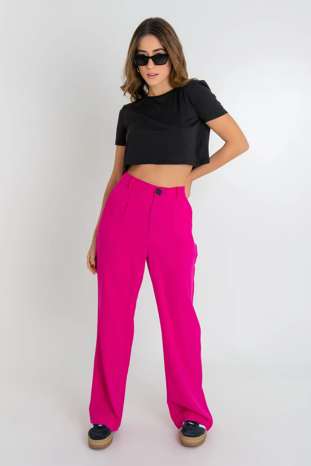 Pantalón fit wide leg con pinzas botón contraste