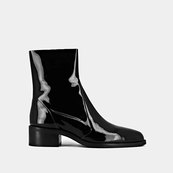 Pointed toe boots in black patent