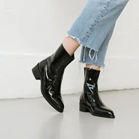 Pointed toe boots in black patent