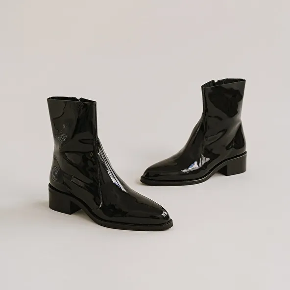 Pointed toe boots in black patent