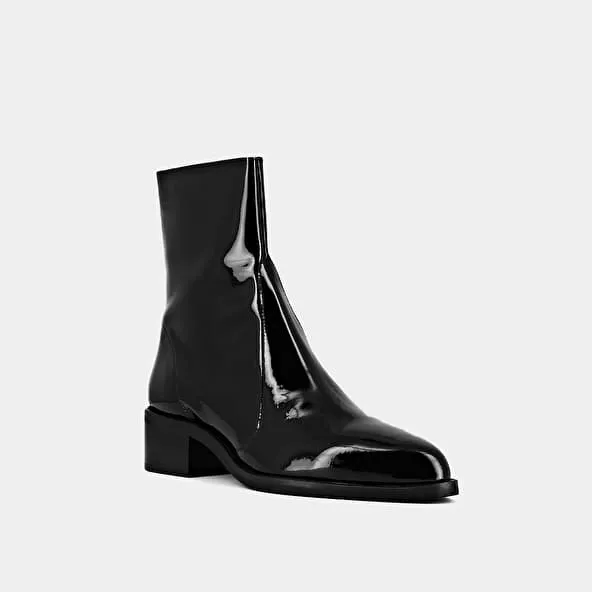 Pointed toe boots in black patent