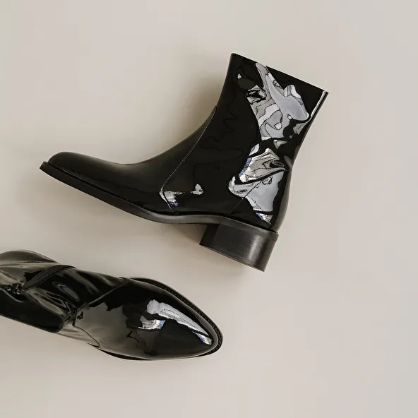 Pointed toe boots in black patent