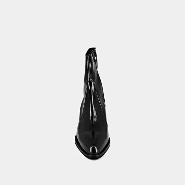 Pointed toe boots in black patent